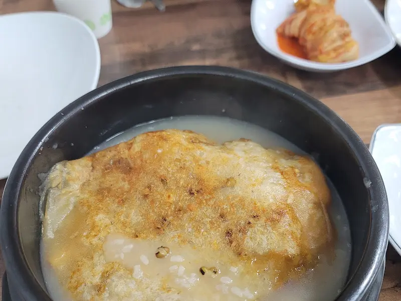 겉은 바삭하고 속은 촉촉한 누룽지의 모습