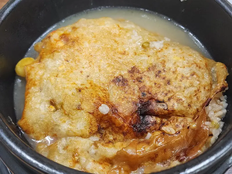 뜨거운 국물에 살짝 젖어 부드러워진 누룽지