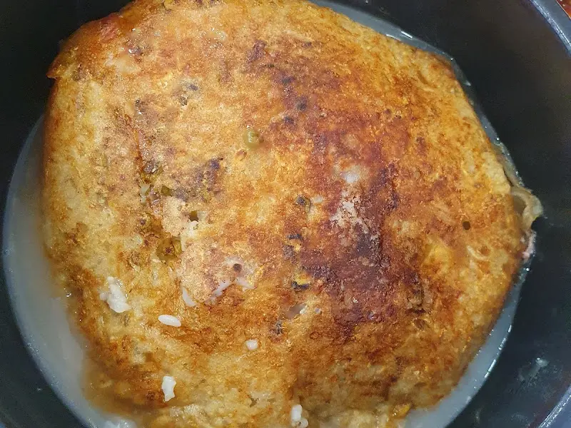 누룽지가 덮인 삼계탕의 클로즈업 사진