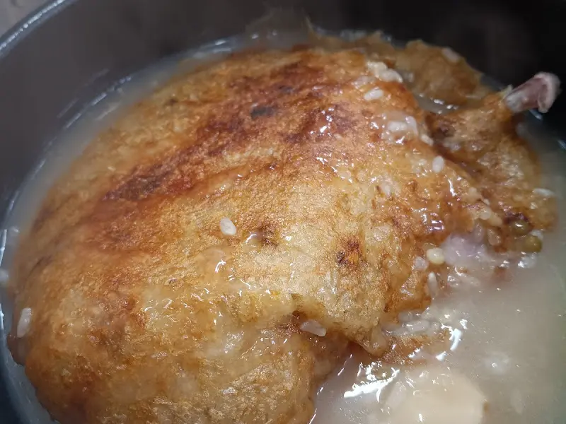 닭다리가 보이는 누룽지 삼계탕