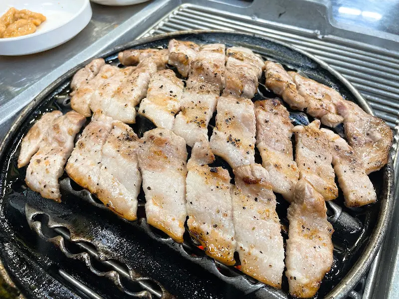 연탄불에 구워지는 허브 삼겹살