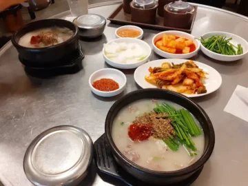 정자시장 골목, 깊은 맛과 향수의 수원 피순대 맛집 기행