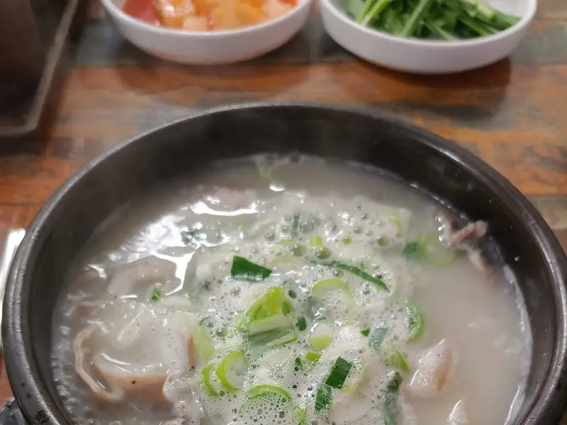 순대국 안의 푸짐한 건더기