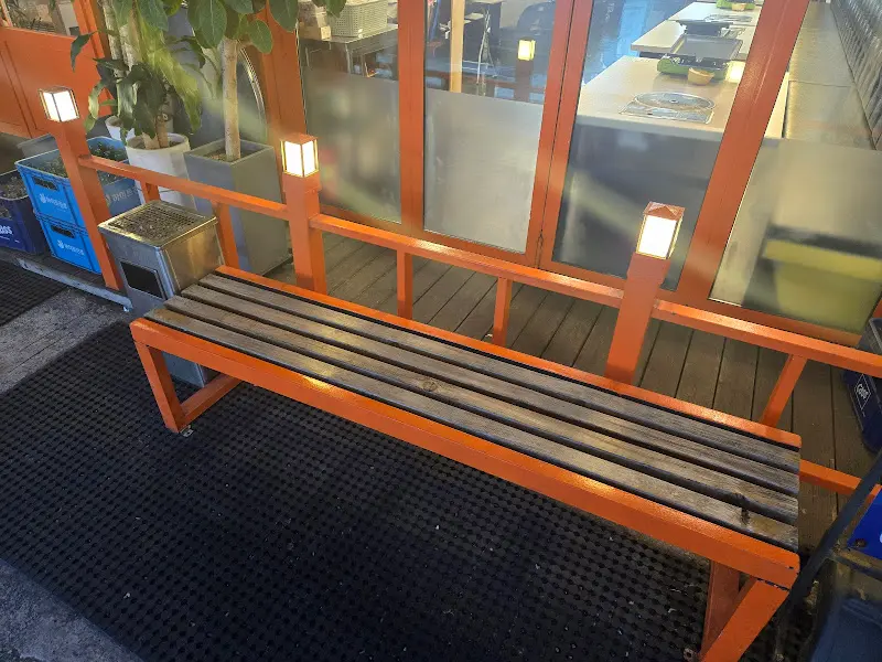 상수김치삼겹살 외부 벤치