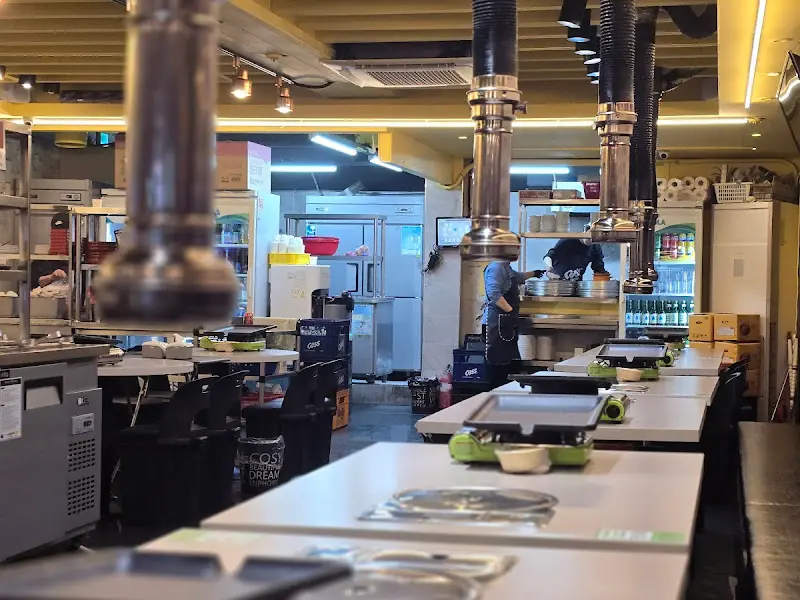 상수김치삼겹살 내부 테이블