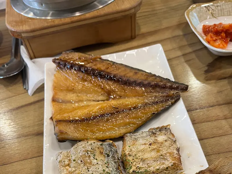 노릇하게 구워진 생선구이