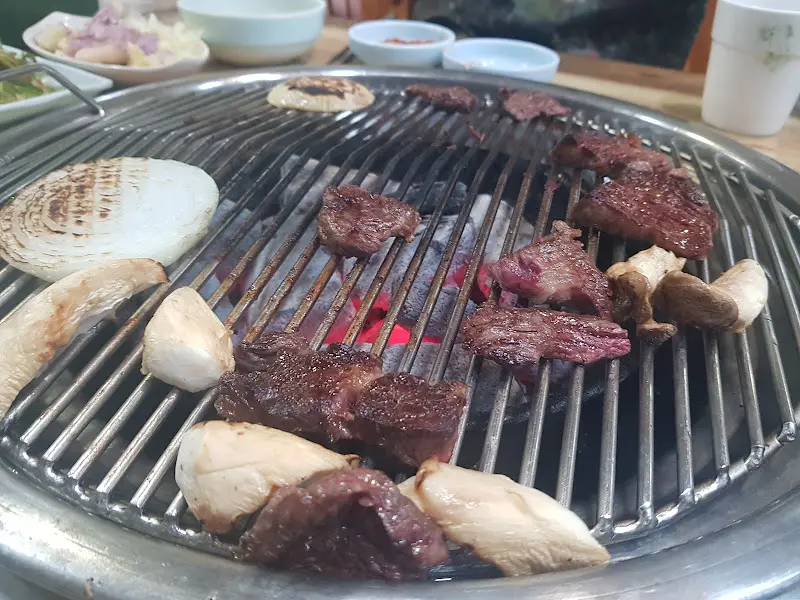 숯불 위에서 구워지는 고기