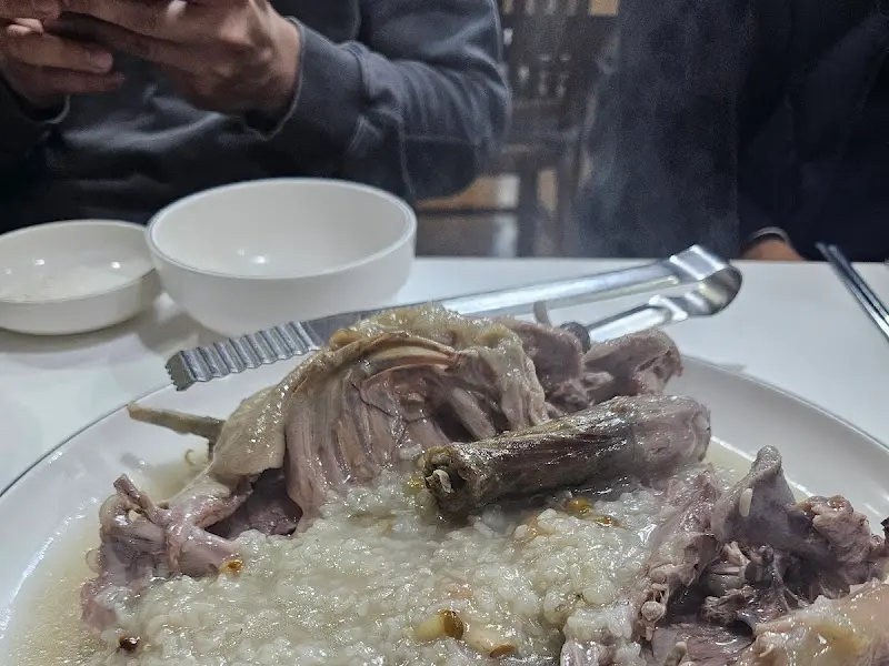 닭백숙과 함께 제공되는 반찬들