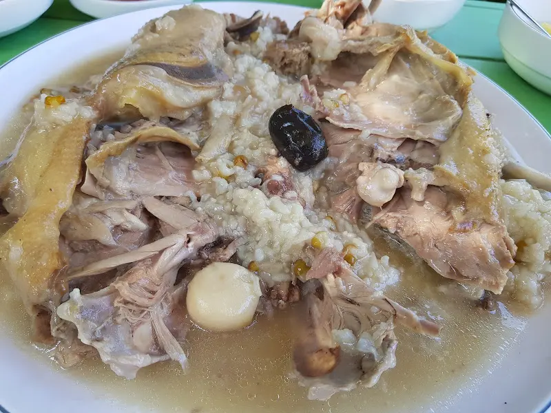 뽀얀 국물과 닭고기가 어우러진 누룽지 백숙