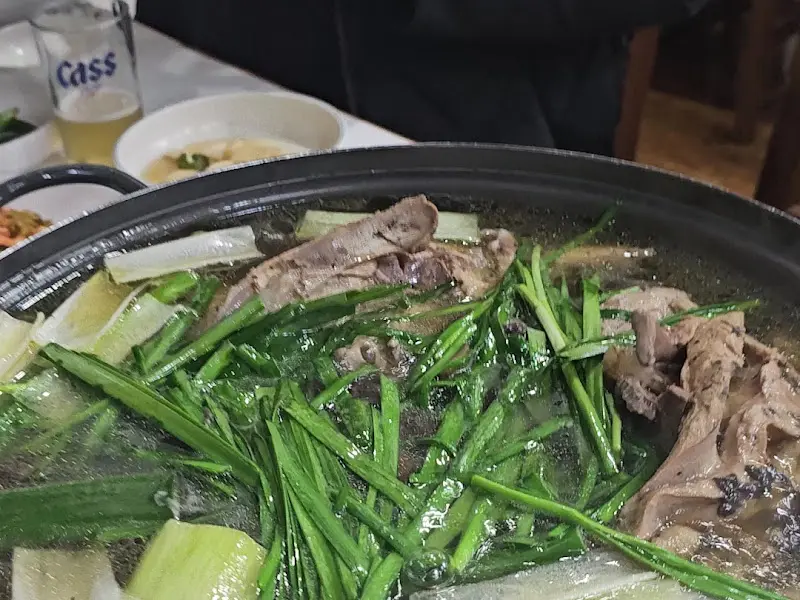 테이블 위에 놓인 오리 백숙