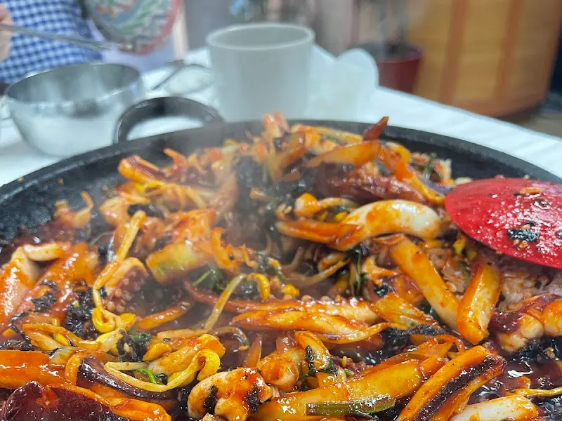 돌판 위에서 맛있게 익어가는 오징어볶음