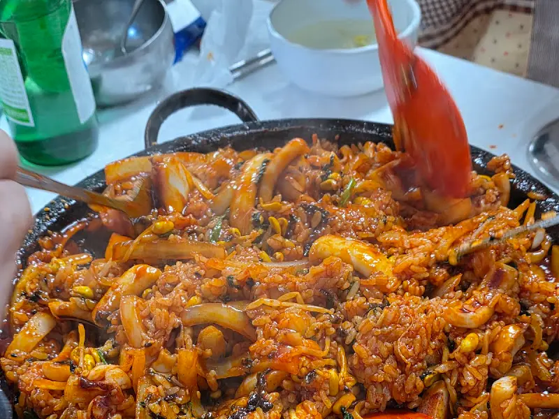 돌판에 밥을 볶아 먹는 모습