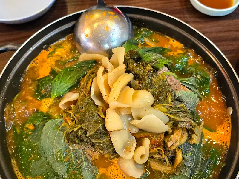 감자탕 국물을 떠먹는 모습