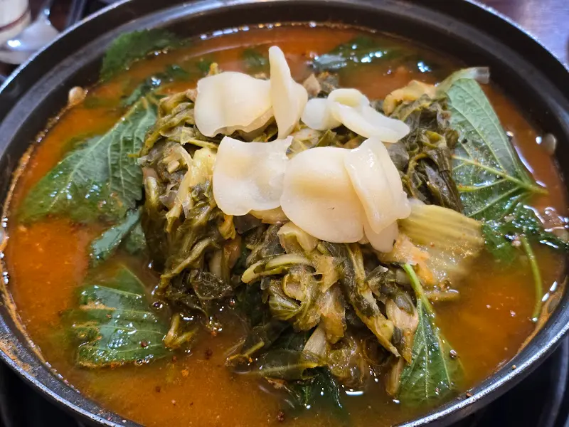 깻잎과 버섯이 올려진 감자탕