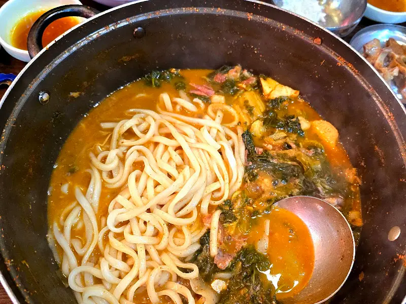 감자탕에 넣어 끓인 면 사리