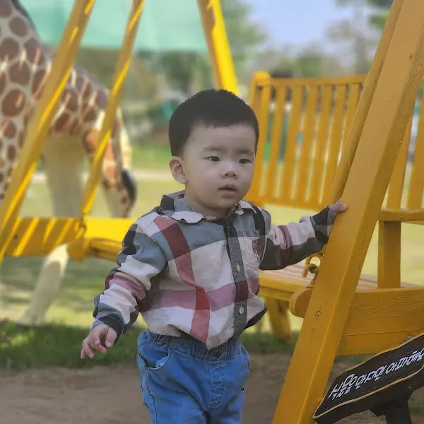 식당 앞 놀이터에서 놀고 있는 아이