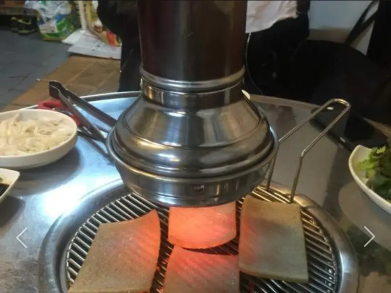 돼지 껍데기 굽는 모습