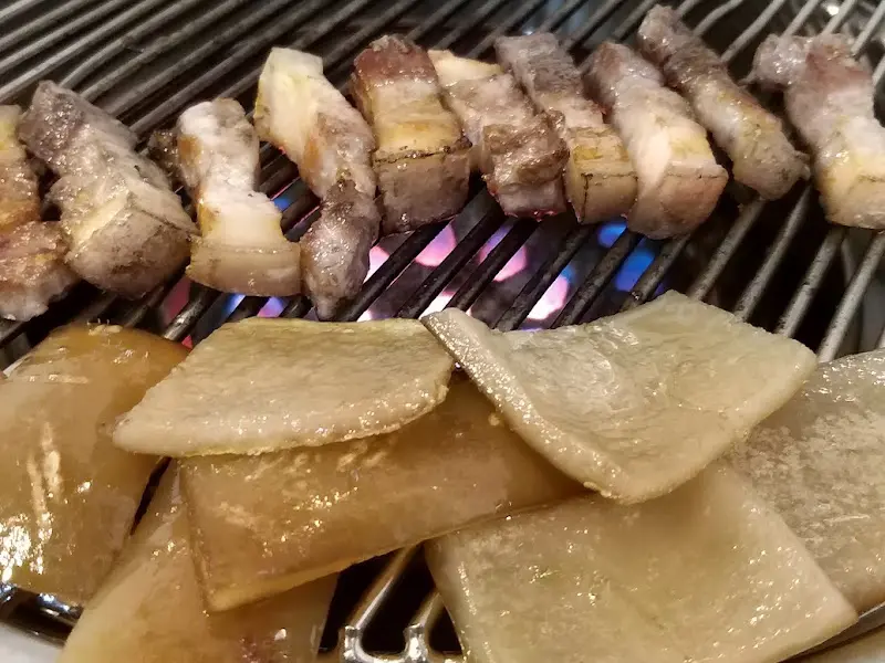 불판 위 돼지 껍데기