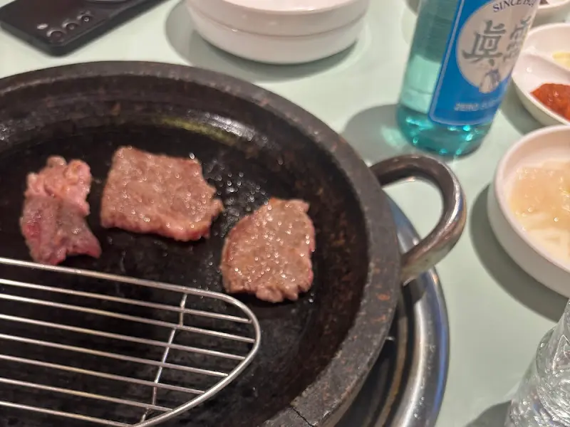 돌판 위에서 맛있게 익어가는 소고기