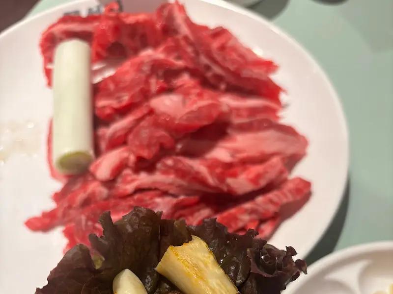 접시에 담긴 먹음직스러운 갈비살