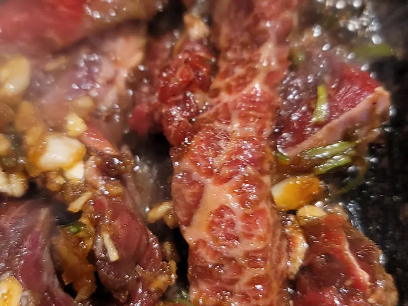 마늘 소스가 뿌려진 소고기