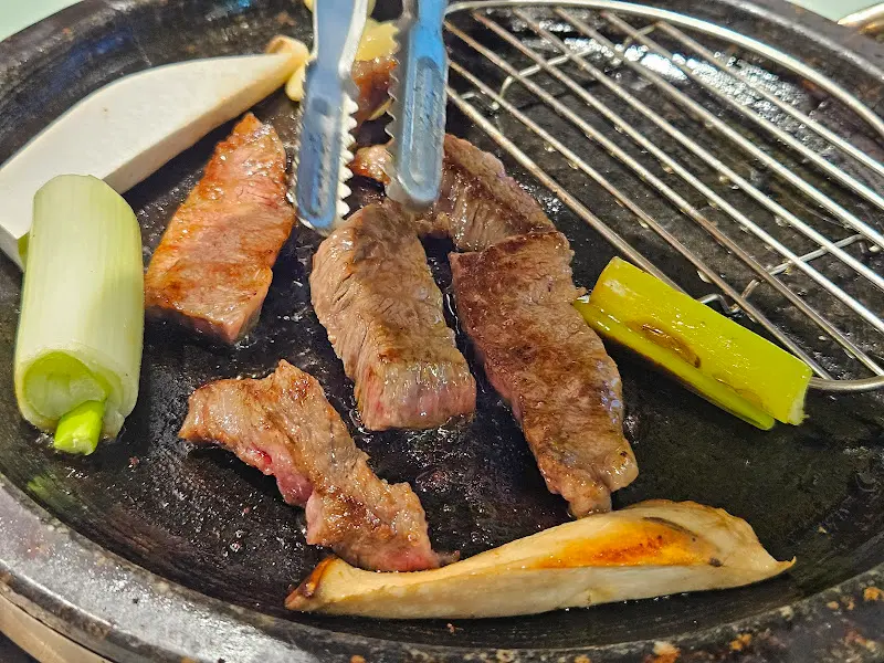 돌판 위의 소고기와 야채