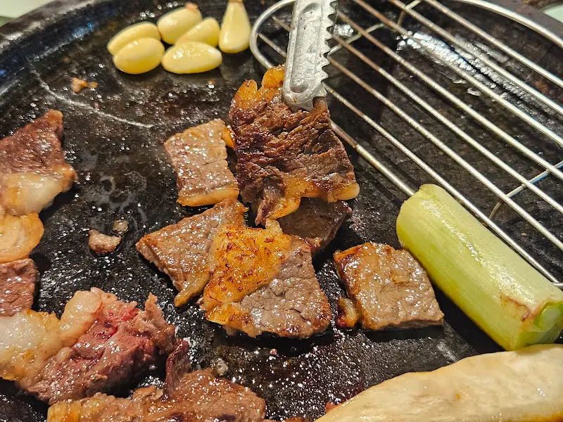 집게로 소고기를 드는 모습