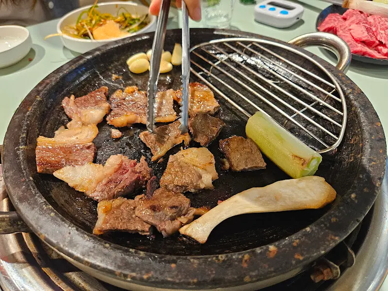 돌판 위에서 익어가는 소고기