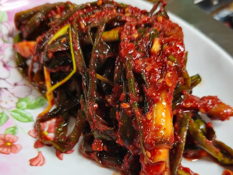 매콤하게 양념된 나물 반찬