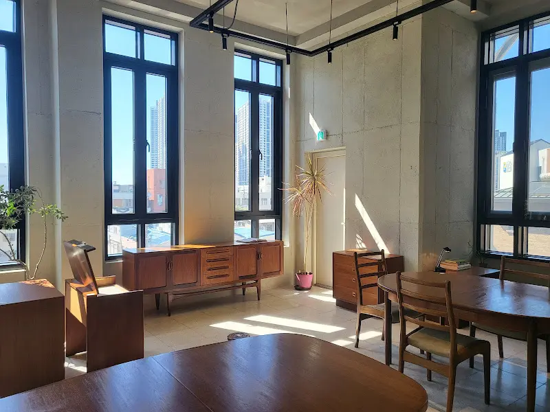 넓은 창과 높은 층고가 인상적인 노세콘도 내부