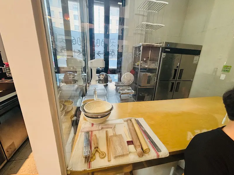 오픈 키친에서 면을 직접 뽑는 모습