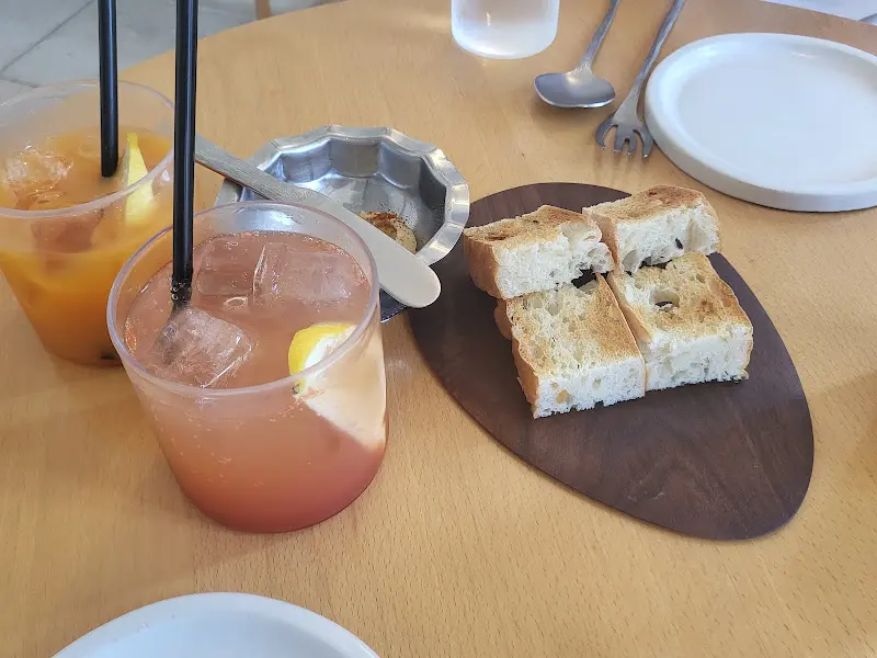 식사와 함께 곁들이기 좋은 음료와 빵