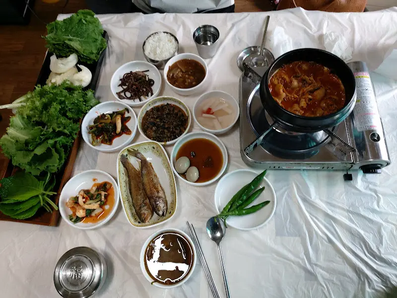 푸짐한 우렁쌈밥 한 상 차림