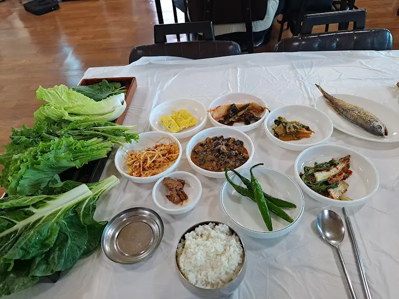 한 상 가득 차려진 쌈밥