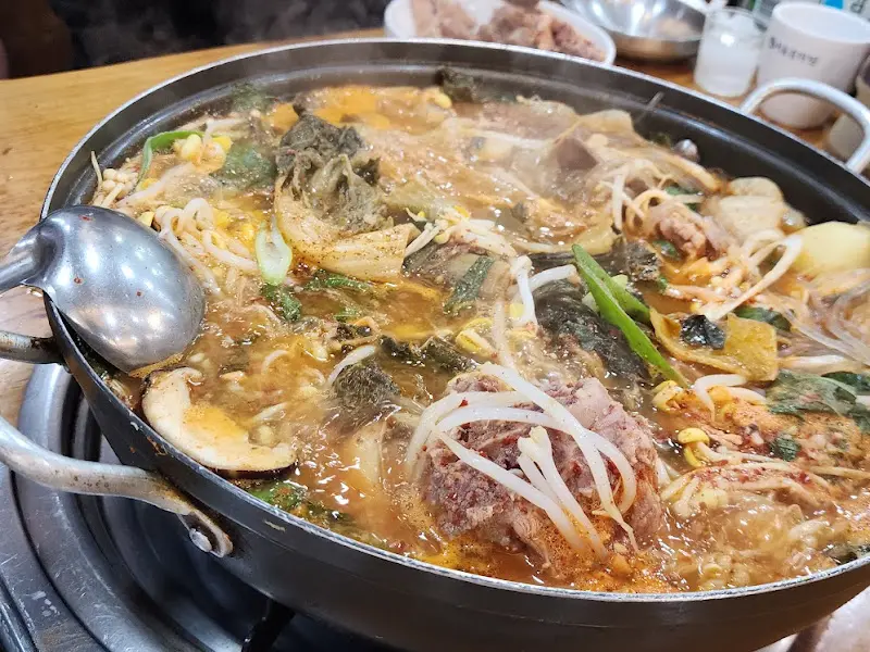 감자탕에 라면사리 추가