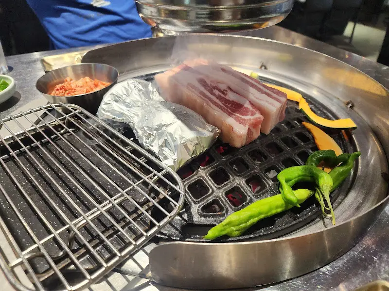 불판 위에서 익어가는 숙성 삼겹살