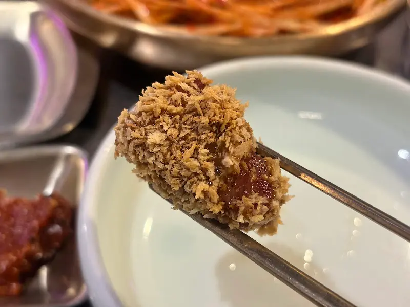 고소한 빵가루가 묻혀진 고기