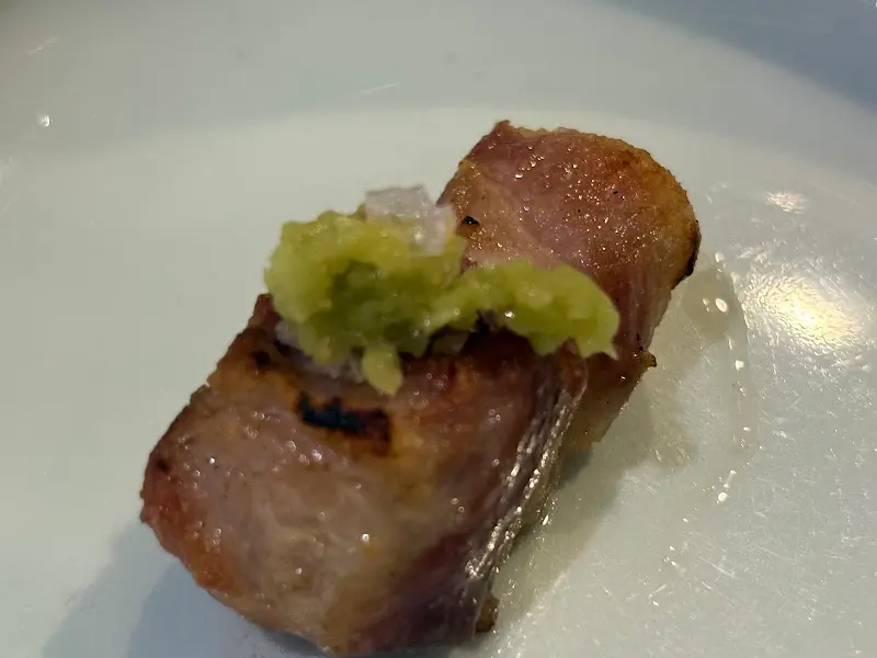 구워진 고기 위에 와사비를 살짝 올린 모습