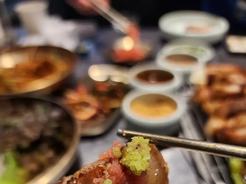 고기를 젓가락으로 집어올리는 모습