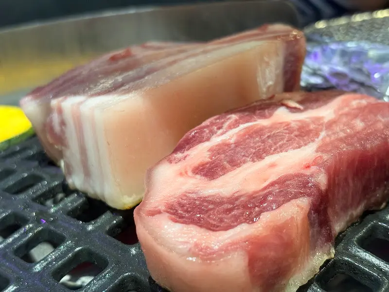 불판 위에 올려진 두툼한 고기