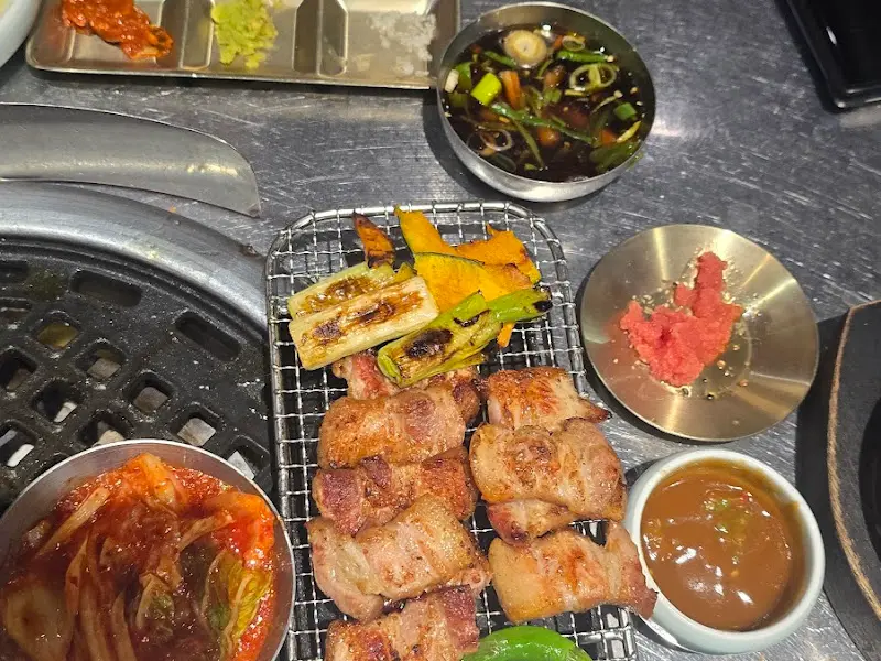 구워진 고기와 곁들임 채소, 소스