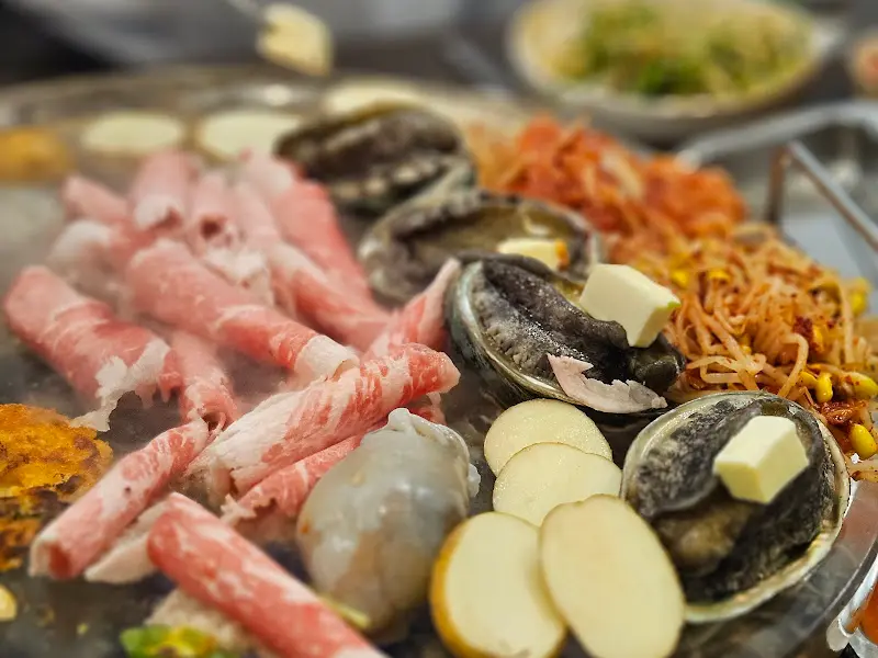 수정 불판 위에서 익어가는 차돌박이와 해산물