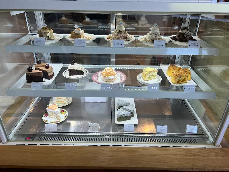 쇼케이스 안의 케이크