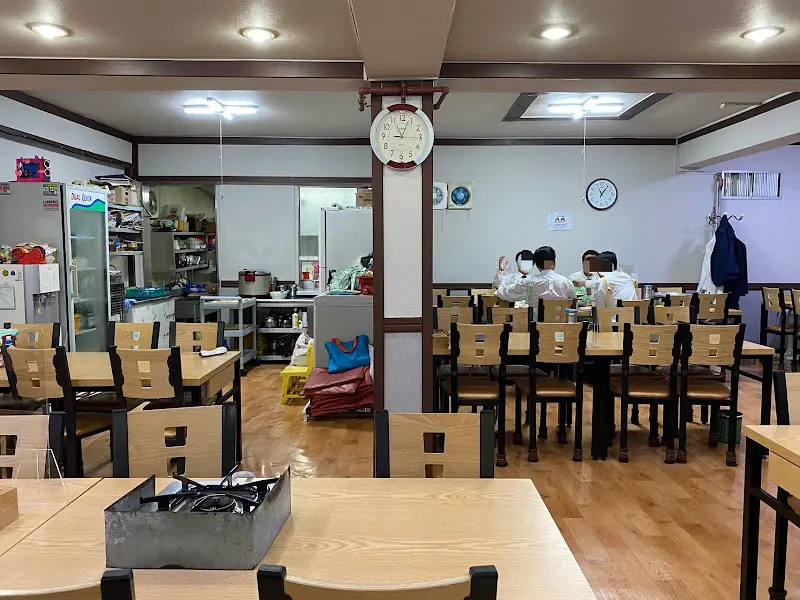 누나네 부대찌개 식당 내부