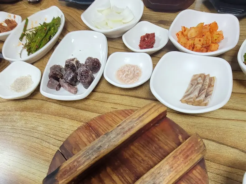 돌솥밥과 국밥, 푸짐한 밑반찬