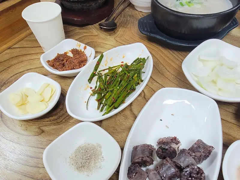 돼지국밥과 밑반찬