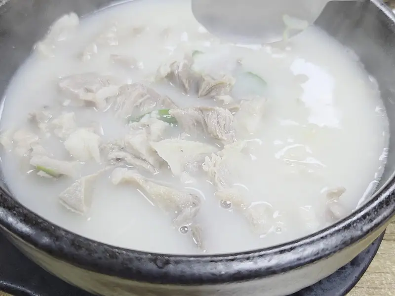 뽀얀 국물의 돼지국밥