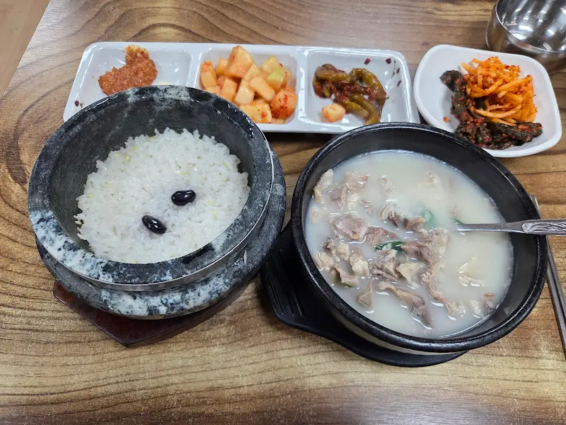 돌솥밥과 돼지국밥