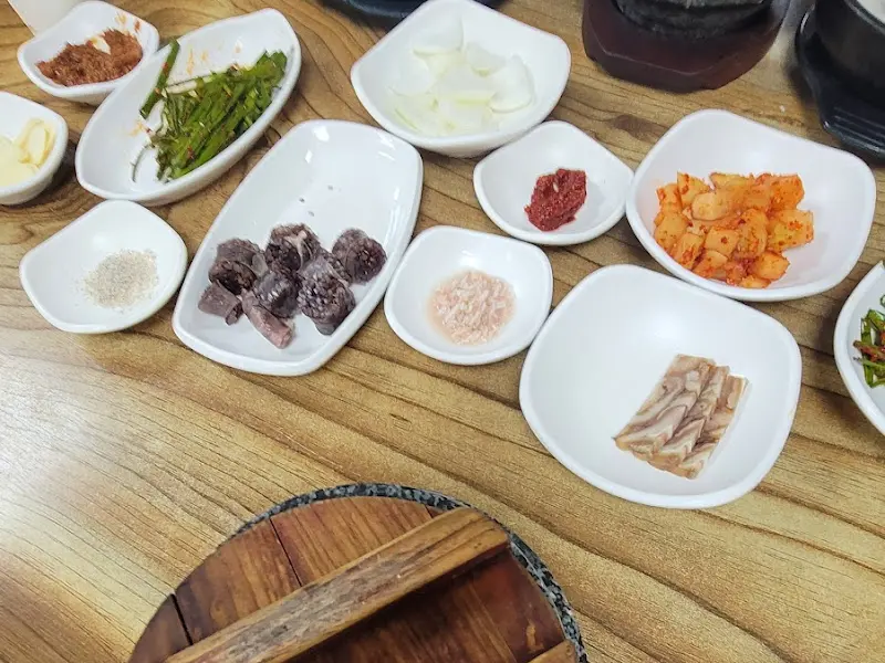 푸짐한 밑반찬 구성