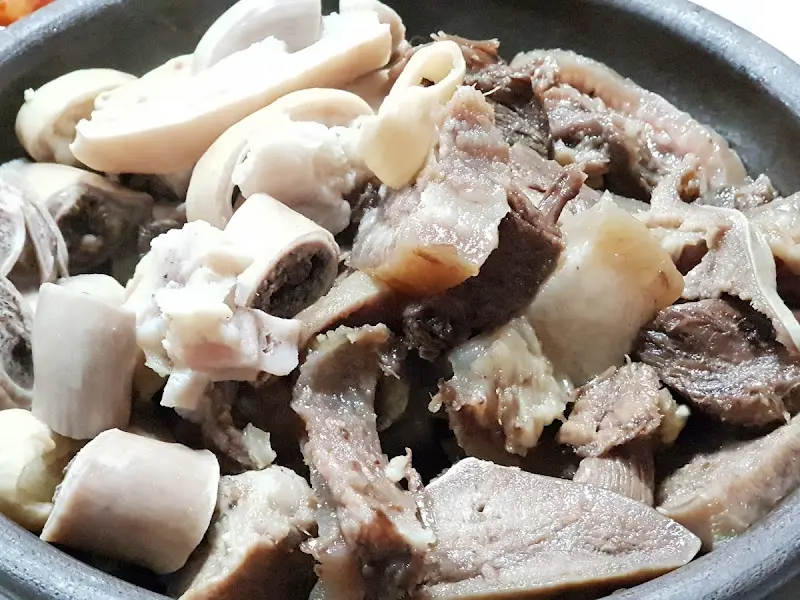 윤기가 흐르는 돼지 머리 수육 클로즈업